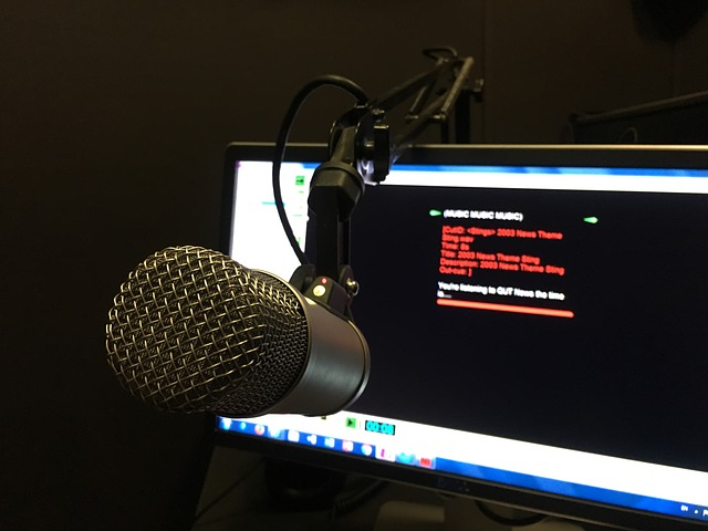 https://pixabay.com/de/radio-auf-sendung-mikrofon-luft-2722271/
